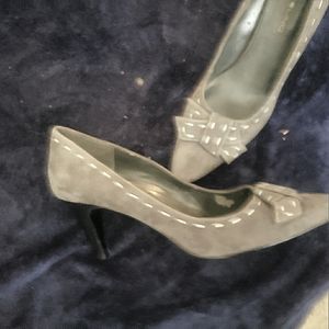 GRAY  with a tad of white outlining the BANDOLINO suede dress shoes w/ heel.